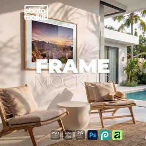 Maqueta de marco PSD / Marco de roble en la terraza de la piscina de una villa balinesa / Paisaje 2:3 / Sillas de ratán / Maqueta de arte de jardín tropical