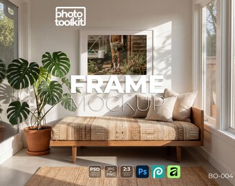 Mockup di cornice in formato 2:3, soggiorno boho illuminato dal sole, interno con pianta Monstera, mockup di stampa paesaggistica, arte murale digitale, oggetto intelligente PSD