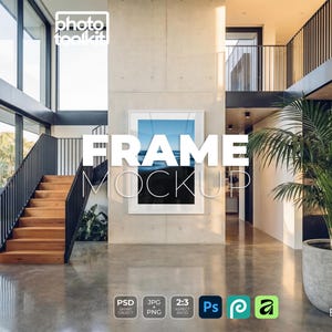 Puede incluir: Una maqueta de marco de fotos rectangular blanco centrado en una pared de hormigón en un espacio interior moderno con escaleras de madera, una barandilla de metal negro y una gran palmera en maceta. El texto "FRAME MOCKUP" aparece en blanco.