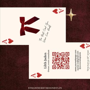 Puede incluir: Diseño de tarjeta de visita con el As de Corazones, una cinta roja y el texto "The Best Card You Were Ever Dealt". Incluye información de contacto y un código QR. El fondo es rojo oscuro.