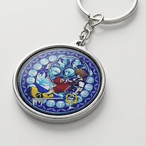 Può includere: Un portachiavi rotondo in acciaio inossidabile con un design colorato a doppia faccia. Il design presenta un personaggio in abito rosso e nero su uno sfondo blu e bianco in stile vetrata. Il portachiavi ha una finitura lucida ed è resistente ai graffi.