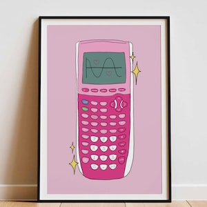 Może przedstawiać: Oprawiony wydruk z ilustracją różowego kalkulatora. Kalkulator ma zielony ekran z wykresem i licznymi różowymi przyciskami. Tło jest jasnoróżowe, z żółtymi gwiazdkami jako akcentami.