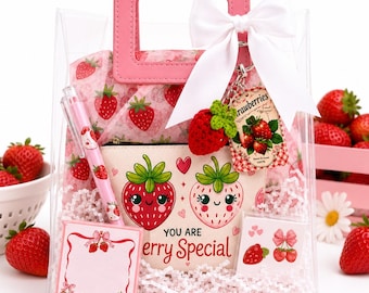 Puede incluir: Una bolsa de mano transparente con asa rosa llena de regalos con temática de fresas. Incluye un bolígrafo, una bolsa y un bloc de notas, todos con diseños de fresas. Se adjunta una fresa de ganchillo y una etiqueta que dice "fresas". Las fresas frescas están esparcidas.