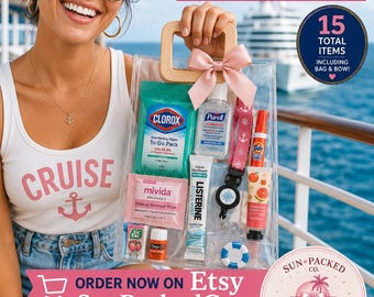 Puede incluir: Bolsa de regalo de crucero transparente llena de artículos esenciales de viaje, incluyendo toallitas Clorox, desinfectante de manos y toallitas desmaquillantes. La bolsa tiene un asa de madera y un lazo rosa. También se ve el texto "Order Now on Etsy SunPackedCo".