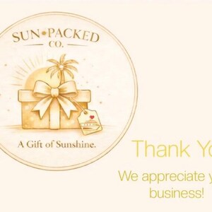 Peut inclure: Une carte beige circulaire pr&eacute;sentant le logo dor&eacute; de Sun-Packed Co. avec un coffret cadeau, un palmier et une petite &eacute;tiquette avec une ic&ocirc;ne de bateau de croisi&egrave;re. Le texte indique A Gift of Sunshine, Thank You! et We appreciate your business.