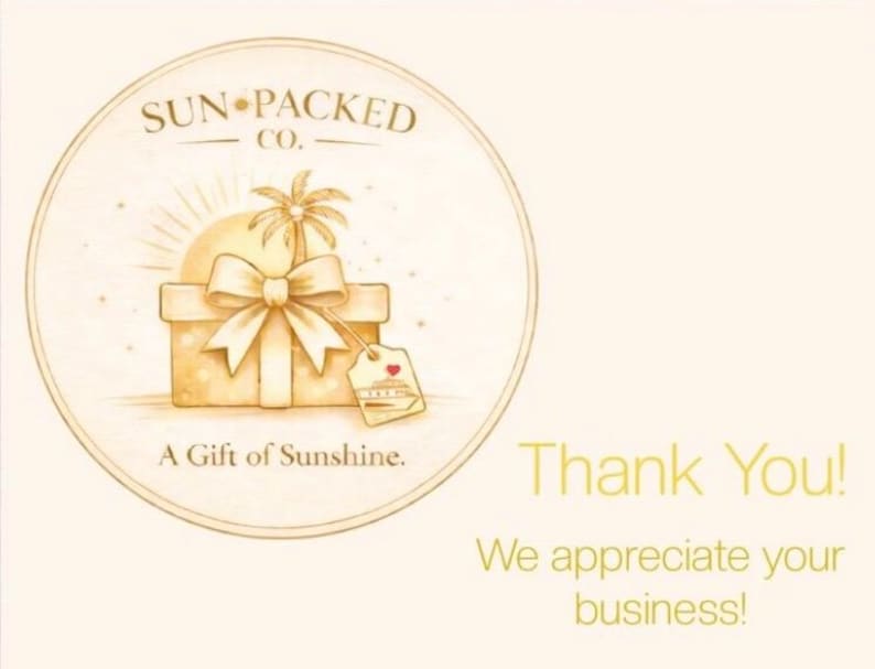 Peut inclure: Une carte beige circulaire pr&eacute;sentant le logo dor&eacute; de Sun-Packed Co. avec un coffret cadeau, un palmier et une petite &eacute;tiquette avec une ic&ocirc;ne de bateau de croisi&egrave;re. Le texte indique A Gift of Sunshine, Thank You! et We appreciate your business.