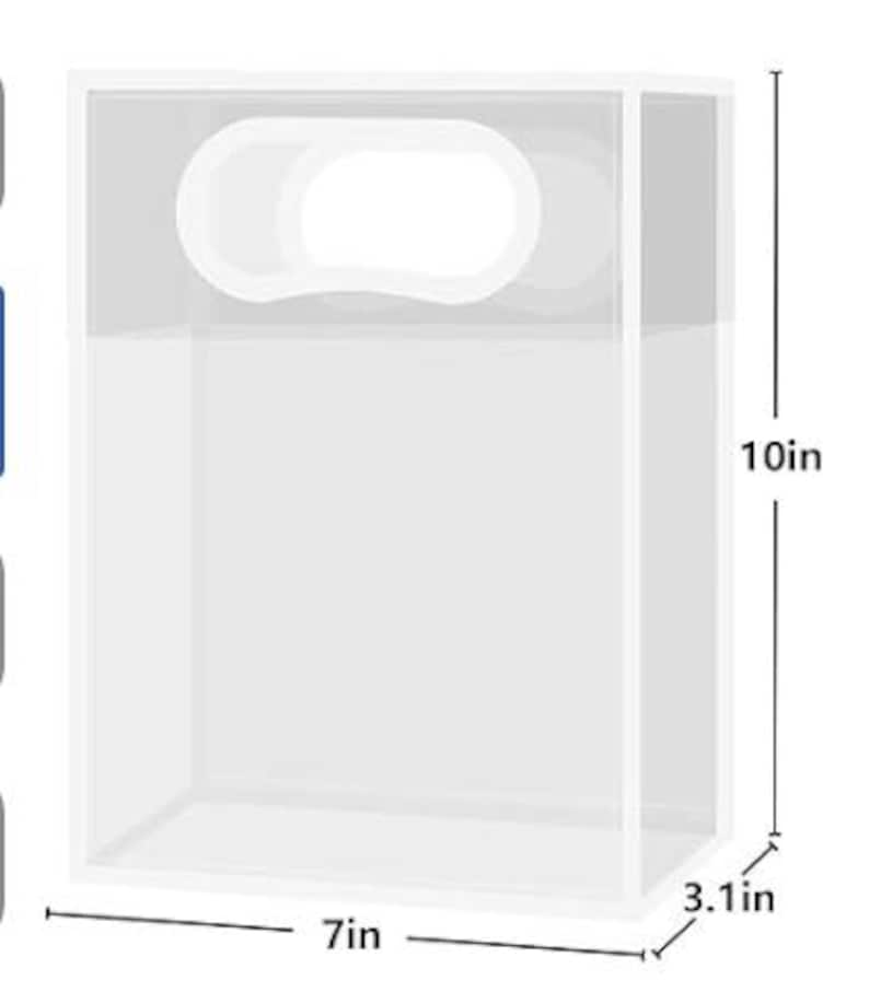 Peut inclure: Un bac de rangement rectangulaire translucide avec une poign&eacute;e d&eacute;coup&eacute;e sur le dessus. Le bac pr&eacute;sente des parois rigides et transparentes, mesurant 25,4 cm de hauteur, 17,78 cm de largeur et 7,87 cm de profondeur, selon les lignes de cote.