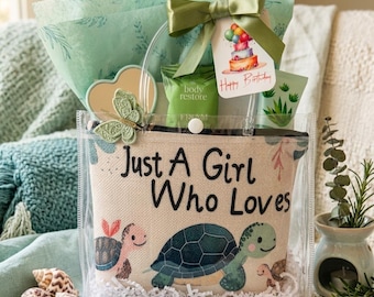 Puede incluir: Un bolso transparente lleno de regalos, que incluye una bolsa de lona con tortugas y el texto "Just A Girl Who Loves". El bolso también contiene una etiqueta en forma de corazón, una mariposa y una etiqueta de "Happy Birthday".