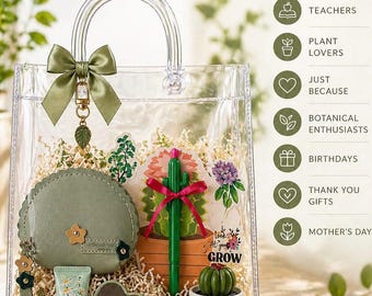 Puede incluir: Una bolsa transparente llena de regalos de temática botánica. En su interior hay un monedero verde, crema de manos, un espejo en forma de corazón, un bolígrafo de cactus y un pequeño cactus en maceta. La bolsa está atada con un lazo verde y tiene el texto "El regalo perfecto".
