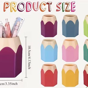 Peut inclure: Un organisateur de bureau en forme de crayon avec un sommet beige et une base color&eacute;e, mesurant 10,5 cm de hauteur et 8,5 cm de largeur. Le texte PRODUCT SIZE est affich&eacute; au-dessus de neuf organisateurs de couleurs violette, bleue, verte et rouge.