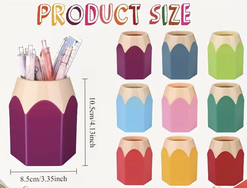 Peut inclure: Un organisateur de bureau en forme de crayon avec un sommet beige et une base color&eacute;e, mesurant 10,5 cm de hauteur et 8,5 cm de largeur. Le texte PRODUCT SIZE est affich&eacute; au-dessus de neuf organisateurs de couleurs violette, bleue, verte et rouge.