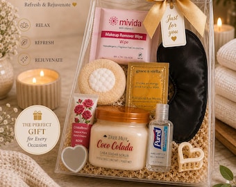 Puede incluir: Un set de regalo de spa de 12 piezas en una bolsa de plástico transparente con un lazo dorado y una etiqueta que dice Just for you. Incluye una toallita desmaquillante Mivida, una esponja redonda, parches para ojos Grace & Stella, un antifaz negro, crema de manos de rosa, exfoliante de azúcar Tree Hut Coco Colada, desinfectante de manos Purell, un espejo en forma de corazón y una pinza para el pelo en forma de corazón.