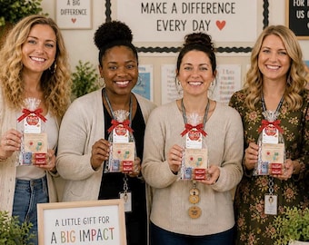 Puede incluir: Cuatro personas sonriendo sosteniendo bolsas de regalo con lazos rojos. Las bolsas contienen pequeños regalos y están etiquetadas con una etiqueta roja. Un letrero dice "A LITTLE GIFT FOR A BIG IMPACT Thank You!" y un letrero arriba dice "TEACHERS MAKE A DIFFERENCE EVERY DAY".