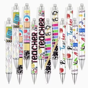 Peut inclure: Une collection de onze stylos &agrave; bille r&eacute;tractables pr&eacute;sentant divers motifs sur le th&egrave;me de l'&eacute;cole. Les stylos affichent des motifs color&eacute;s incluant des pommes, des trombones, des r&egrave;gles et le texte "Teacher" et "Best Teacher" en diverses polices.