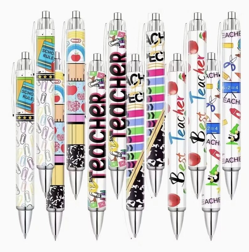 Peut inclure: Une collection de onze stylos &agrave; bille r&eacute;tractables pr&eacute;sentant divers motifs sur le th&egrave;me de l'&eacute;cole. Les stylos affichent des motifs color&eacute;s incluant des pommes, des trombones, des r&egrave;gles et le texte "Teacher" et "Best Teacher" en diverses polices.