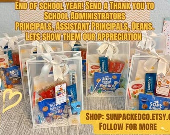 Puede incluir: Bolsas de regalo transparentes llenas de snacks, artículos de tocador y pequeños obsequios, atadas con lazos blancos. El texto de la imagen dice: "¡FIN DE CURSO ESCOLAR! ENVÍA UN GRACIAS A LOS ADMINISTRADORES ESCOLARES." Las bolsas contienen galletas, Listerine y Liquid IV.