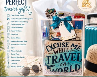 Puede incluir: Una caja de regalo de viaje transparente con un lazo color turquesa, una etiqueta dorada de lunares y artículos con temática de viaje. La caja incluye una bolsa de maquillaje de viaje, un cuaderno, pegatinas, un bolígrafo, toallitas, desinfectante de manos, Advil, hilo dental, ositos de goma, Listerine, Liquid IV y galletas Biscoff.