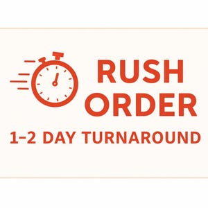 Può includere: Un grafico rettangolare bianco con angoli arrotondati presenta le parole "RUSH ORDER" in rosso, accompagnate da un'icona di cronometro rossa. Sotto, il testo recita "1-2 DAY TURNAROUND".