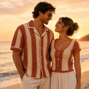 Può includere: Una coppia sulla spiaggia al tramonto, entrambi con abiti all'uncinetto abbinati. La camicia dell'uomo è a maniche corte, abbottonata e a righe in terracotta e crema. La donna indossa un top abbinato con scollo tondo e bottoni.