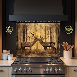 Könnte beinhalten: Eine hitzebeständige Spritzschutzplatte aus gehärtetem Glas mit einer Waldszene und zwei Hirschen. Die Hirsche sind braun mit weißen Flecken und großen Geweihen, als würden sie sich an der Nase berühren. Der Hintergrund ist ein sepiafarbener Wald.