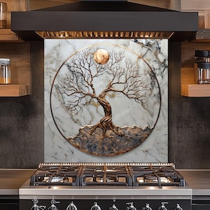 Puede incluir: Escultura metálica de un árbol con luna llena, sobre un fondo veteado. El árbol tiene intrincadas ramas y raíces, enmarcado por un círculo color cobre. La escultura está montada sobre una estufa negra.