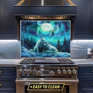 Puede incluir: Un protector contra salpicaduras de cocina decorativo con una pintura de dos lobos blancos en un bosque nevado bajo la aurora boreal y una luna llena. El texto "EASY TO CLEAN" se muestra en la parte inferior.