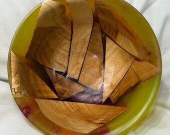 Handgedrehte Holzschale aus Esche und mehrfarbigem Harz