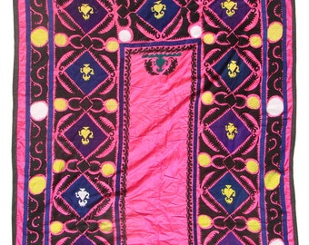 20 世紀半ばのウズベキスタン産のヴィンテージの精巧な刺繍が施された