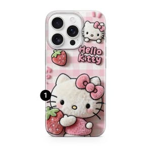 Może przedstawiać: Przezroczyste etui na telefon z motywem Hello Kitty. Etui ma r&oacute;żowe tło w kratkę vichy z postaciami Hello Kitty i truskawkami. Tekst "Hello Kitty" jest wyświetlany na r&oacute;żowo. Etui jest przeznaczone do smartfona.