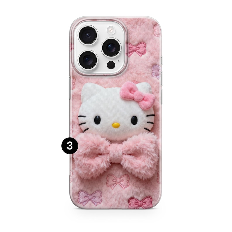 Może przedstawiać: R&oacute;żowe etui na telefon z białą postacią Hello Kitty z r&oacute;żową kokardą i puszystą r&oacute;żową kokardą na dole. Etui ma miękkie, teksturowane tło z małymi wzorami kokardek.