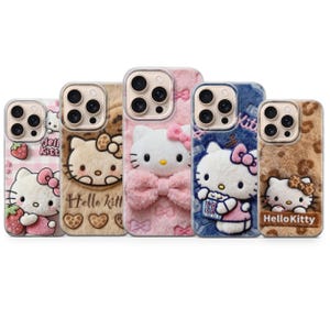 Może przedstawiać: Pięć etui na telefon z motywami Hello Kitty. Etui mają r&oacute;żne tekstury i kolory, w tym r&oacute;żowy, brązowy i niebieski. Niekt&oacute;re etui mają elementy 3D, takie jak kokardy i pluszowe tekstury. Postać Hello Kitty jest wyraźnie widoczna na każdym etui.