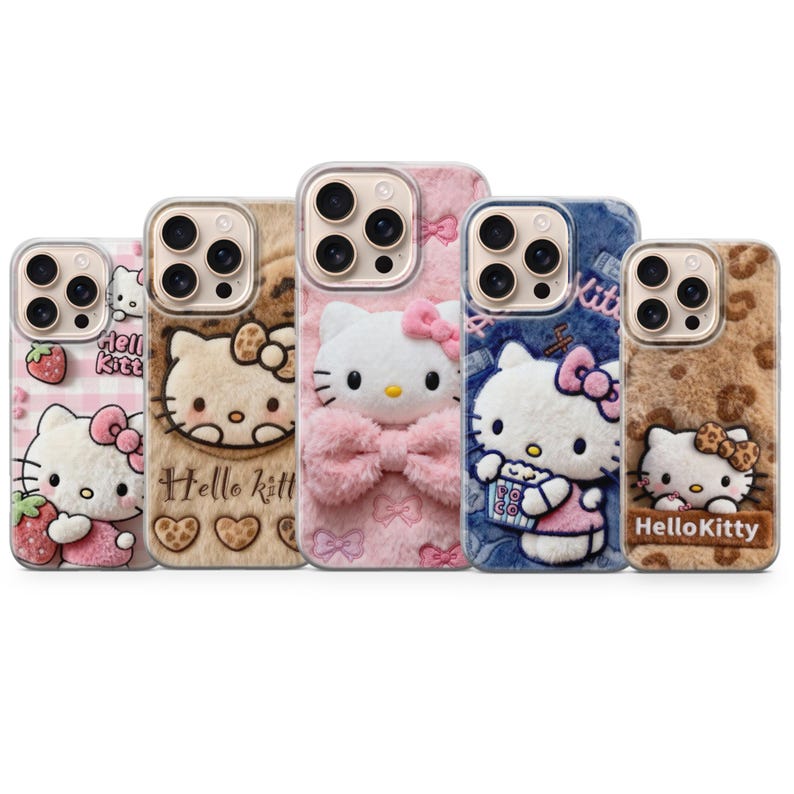 Może przedstawiać: Pięć etui na telefon z motywami Hello Kitty. Etui mają r&oacute;żne tekstury i kolory, w tym r&oacute;żowy, brązowy i niebieski. Niekt&oacute;re etui mają elementy 3D, takie jak kokardy i pluszowe tekstury. Postać Hello Kitty jest wyraźnie widoczna na każdym etui.