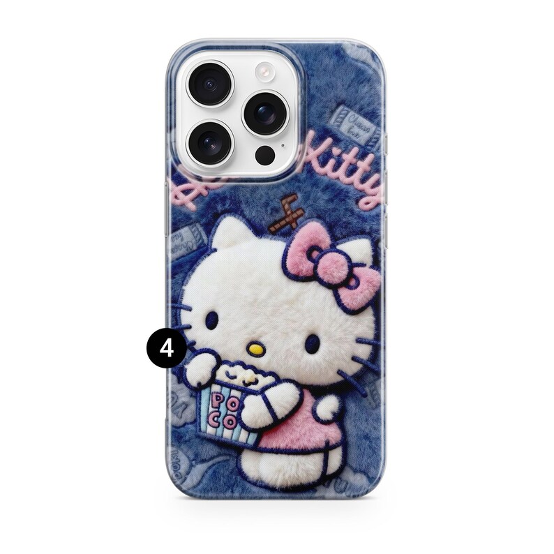 Może przedstawiać: Niebieskie etui na telefon z tr&oacute;jwymiarowym wzorem Hello Kitty trzymającej popcorn. Etui ma puszystą fakturę i r&oacute;żowe akcenty, z napisem "Kitty" w r&oacute;żowym skrypcie. Zaprojektowane dla smartfona.