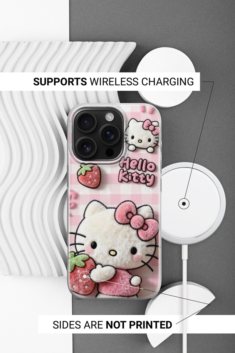 Może przedstawiać: Przezroczyste etui na telefon z motywem Hello Kitty na r&oacute;żowym tle w kratkę. Etui ma efekt 3D z Hello Kitty trzymającą truskawkę. Widoczny jest napis "Hello Kitty". Obsługuje ładowanie bezprzewodowe.