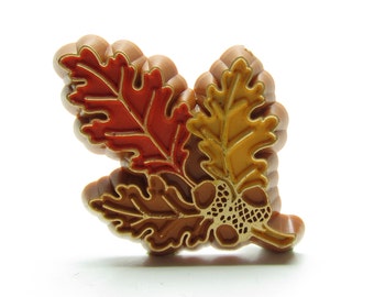 Oak Leaf Pin Hallmark Plastic Autumn Oak Leaves & Acorn Vintage Brooch