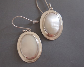 Boucles d'oreilles en nacre, boucles d'oreilles pendantes en argent avec pierre blanche ovale