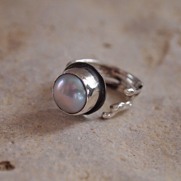 Listado de Sylvana, segunda parte del listado, gris perla anillo moderno arte joyería 925 plata fresca agua gris perla manos colección