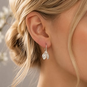 Boucles d'oreilles en argent sterling pour femmes, motif floral délicat, bijoux fins, design végétal minimaliste.