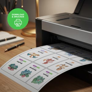 Op de afbeelding: Een printer drukt een vel papier af met kleurrijke cartoonkarakterkaarten. De kaarten hebben namen en nummers. Een groene cirkel met de woorden "DOWNLOAD & DRUCKEN" en een printerpictogram is zichtbaar.