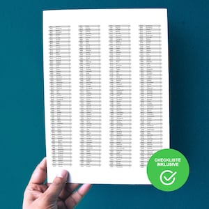 Op de afbeelding: Een wit vel papier met een gedrukte checklist, vastgehouden door een hand. De checklist bevat rijen tekst en selectievakjes. Een groene cirkel met de tekst "CHECKLISTE INKLUSIVE" en een vinkje staat rechtsonder.