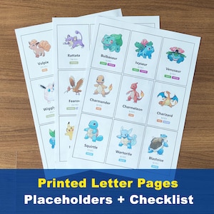 Pu&ograve; includere: Pagine stampate con personaggi Pok&eacute;mon, tra cui Vulpix, Rattata, Bulbasaur e altri. Ogni carta mostra un'illustrazione del personaggio, il nome e il numero. Il testo "Printed Letter Pages Placeholders + Checklist" &egrave; visibile.