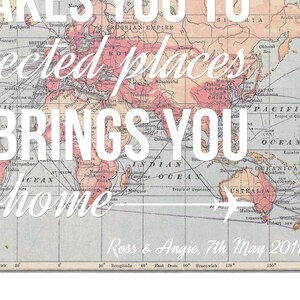 Op de afbeelding: Een vintage wereldkaart met de tekst "Takes you to expected places, brings you home" erop gedrukt. De kaart is in tinten blauw, roze en bruin. De tekst "Ross & Angie, 7th May 2011" staat onderaan de kaart.