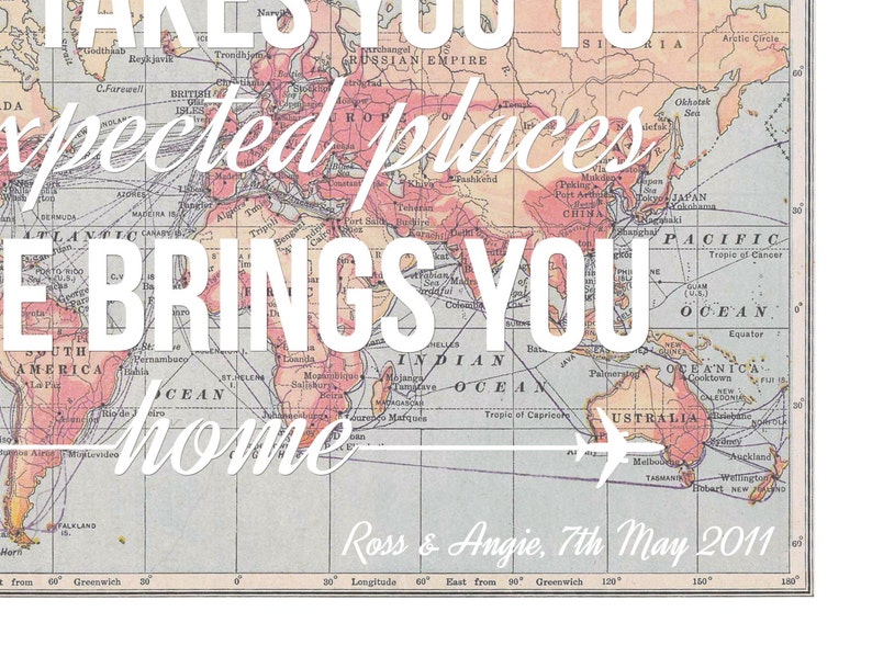 Op de afbeelding: Een vintage wereldkaart met de tekst "Takes you to expected places, brings you home" erop gedrukt. De kaart is in tinten blauw, roze en bruin. De tekst "Ross & Angie, 7th May 2011" staat onderaan de kaart.