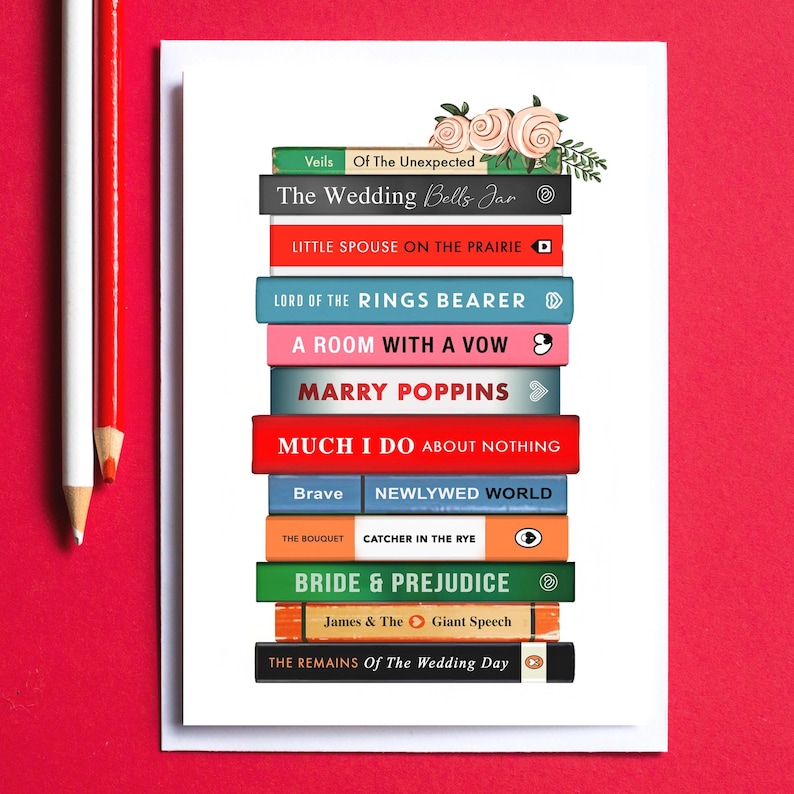Pode incluir: Um cart&atilde;o branco com uma pilha de t&iacute;tulos de livros coloridos, incluindo "Bride & Prejudice" e "Marry Poppins". O cart&atilde;o &eacute; decorado com detalhes florais e l&aacute;pis sobre um fundo vermelho. Os t&iacute;tulos s&atilde;o empilhados verticalmente.