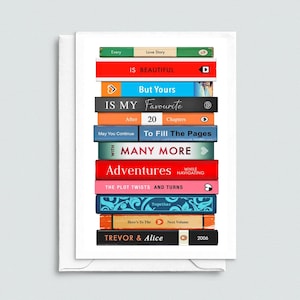 Puede incluir: Una tarjeta de felicitaci&oacute;n con una pila de lomos de libros coloridos con el texto Every Love Story IS BEAUTIFUL, But Yours IS MY FAVOURITE, After 20 Chapters, To Fill The Pages WITH MANY MORE, Adventures, THE PLOT TWISTS AND TURNS, y TREVOR & ALICE 2006.