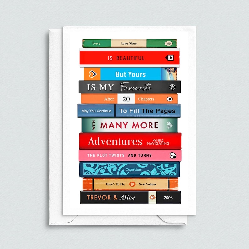Puede incluir: Una tarjeta de felicitaci&oacute;n con una pila de lomos de libros coloridos con el texto Every Love Story IS BEAUTIFUL, But Yours IS MY FAVOURITE, After 20 Chapters, To Fill The Pages WITH MANY MORE, Adventures, THE PLOT TWISTS AND TURNS, y TREVOR & ALICE 2006.