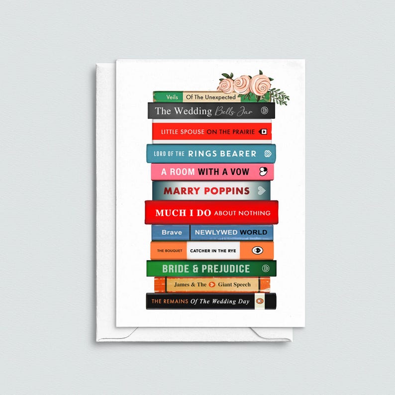 Pode incluir: Um cart&atilde;o com uma pilha de lombadas de livros coloridos com t&iacute;tulos como "Bride & Prejudice" e "Marry Poppins". O cart&atilde;o &eacute; adornado com um arranjo floral de rosas cor-de-rosa e folhas verdes. Fundo branco.