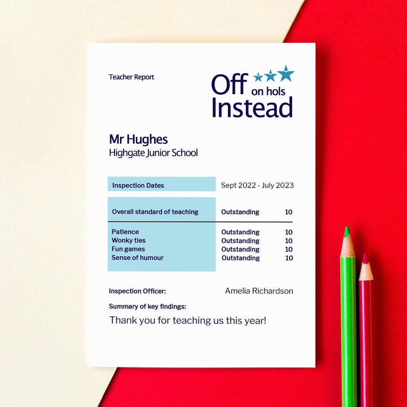 Puede incluir: Un informe del profesor de Highgate Junior School con el texto "Off on hols Instead". El informe incluye las fechas de inspecci&oacute;n, los est&aacute;ndares generales de ense&ntilde;anza y los hallazgos clave. Se ven dos l&aacute;pices de colores, verde y rojo.