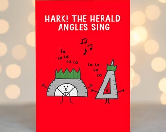 Pode incluir: Um cartão de felicitações vermelho brilhante com o texto HARK! THE HERALD ANGLES SING. Abaixo, um transferidor e uma régua triangular de desenho animado com coroas verdes cantam, com notas musicais e a letra Fa la la la la la la.