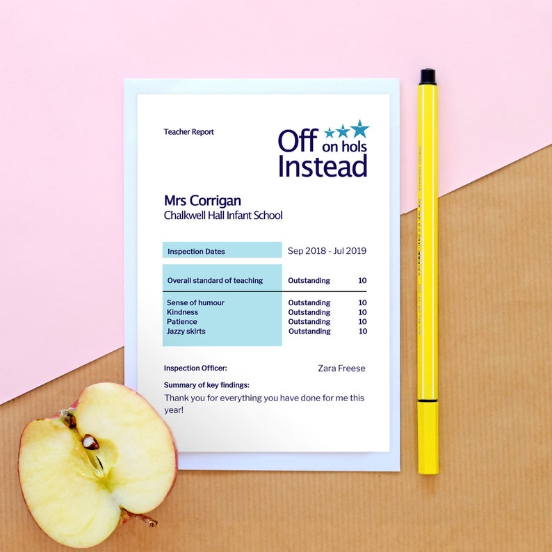 Puede incluir: Un informe del profesor con el texto "Off on hols Instead" y una lista de cualidades sobresalientes. Un bol&iacute;grafo amarillo y una mitad de manzana est&aacute;n al lado. El informe est&aacute; sobre un fondo rosa y marr&oacute;n.